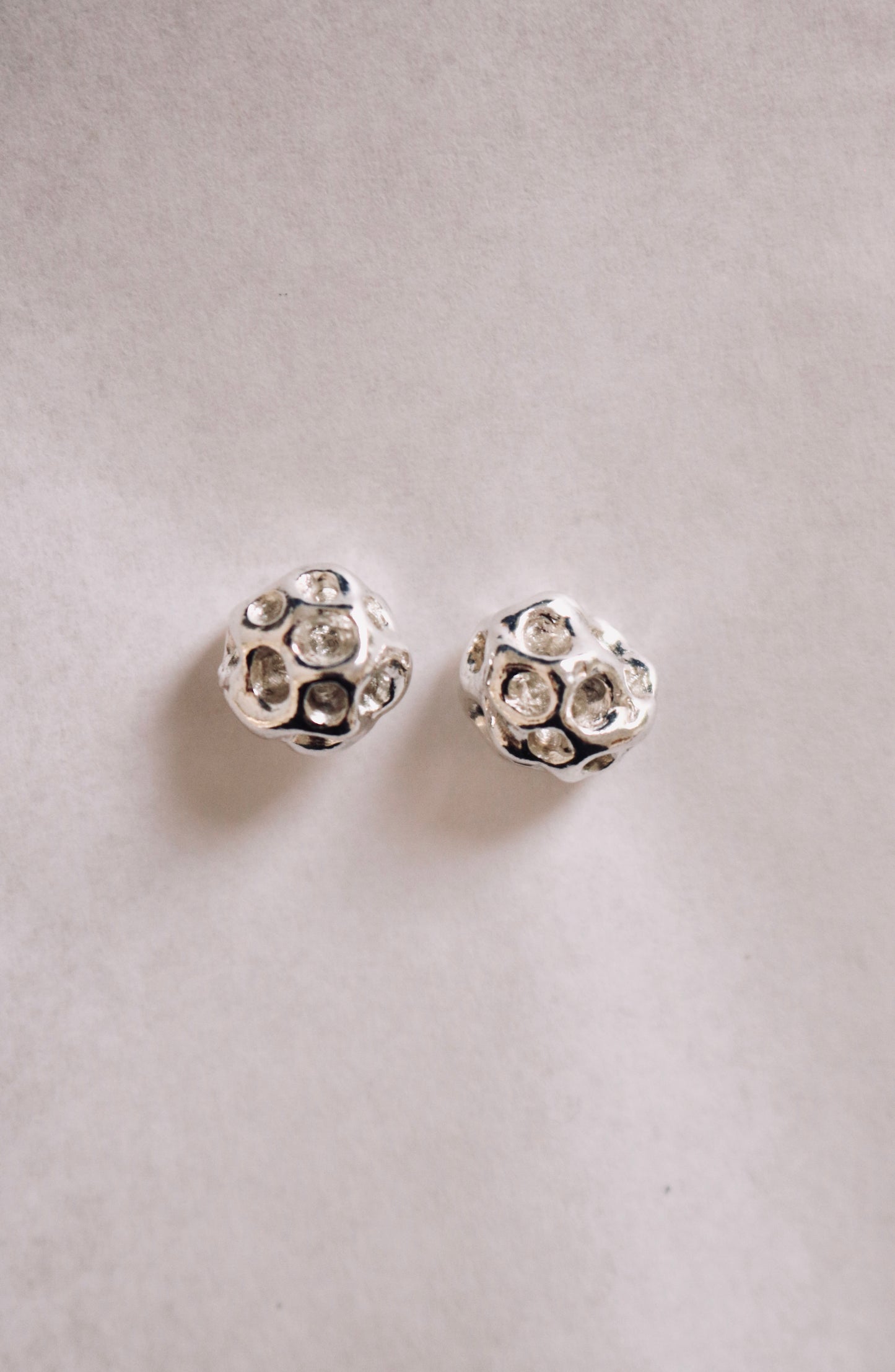 HOLLOW STUD EARRINGS