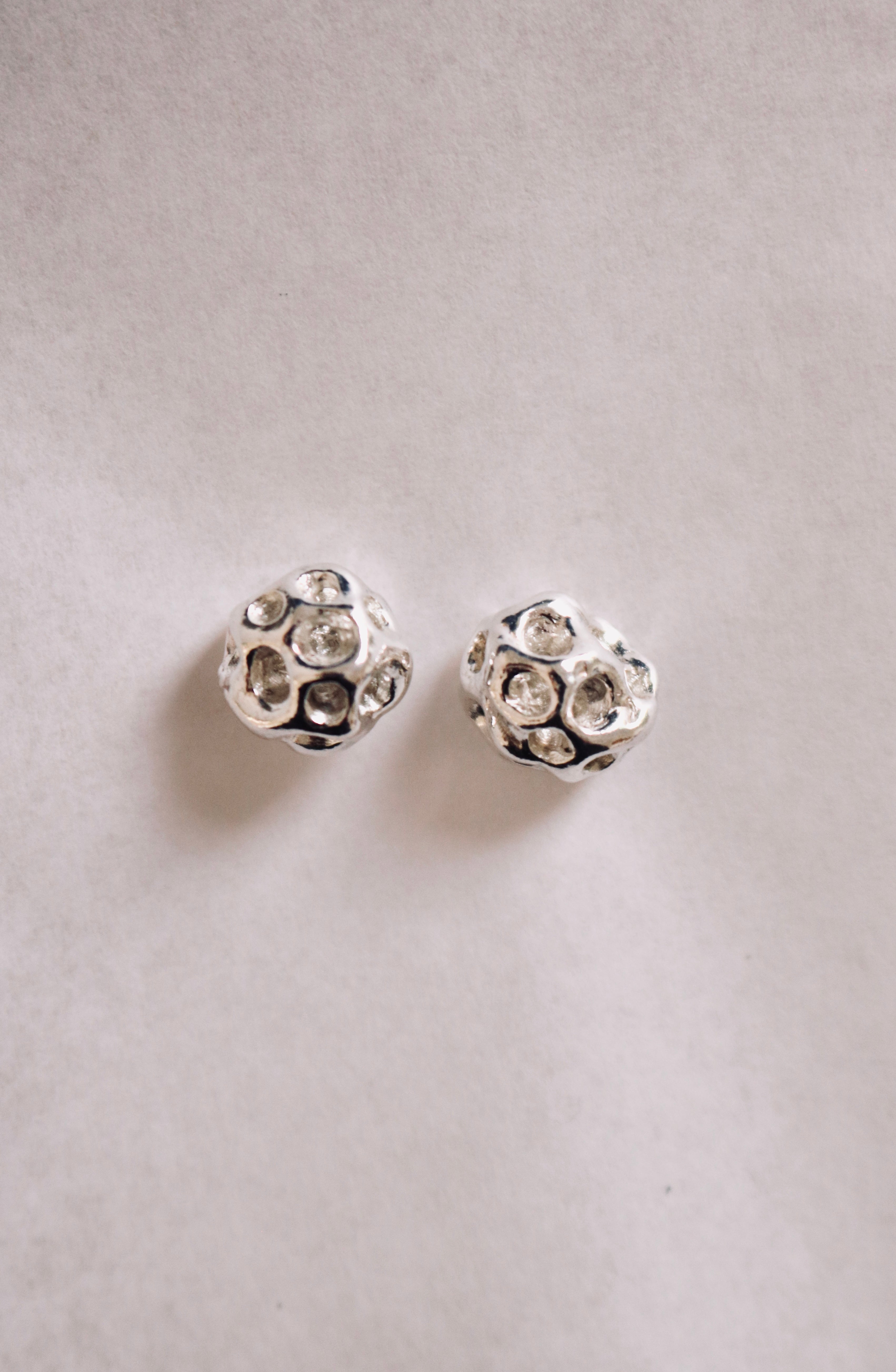 HOLLOW STUD EARRINGS