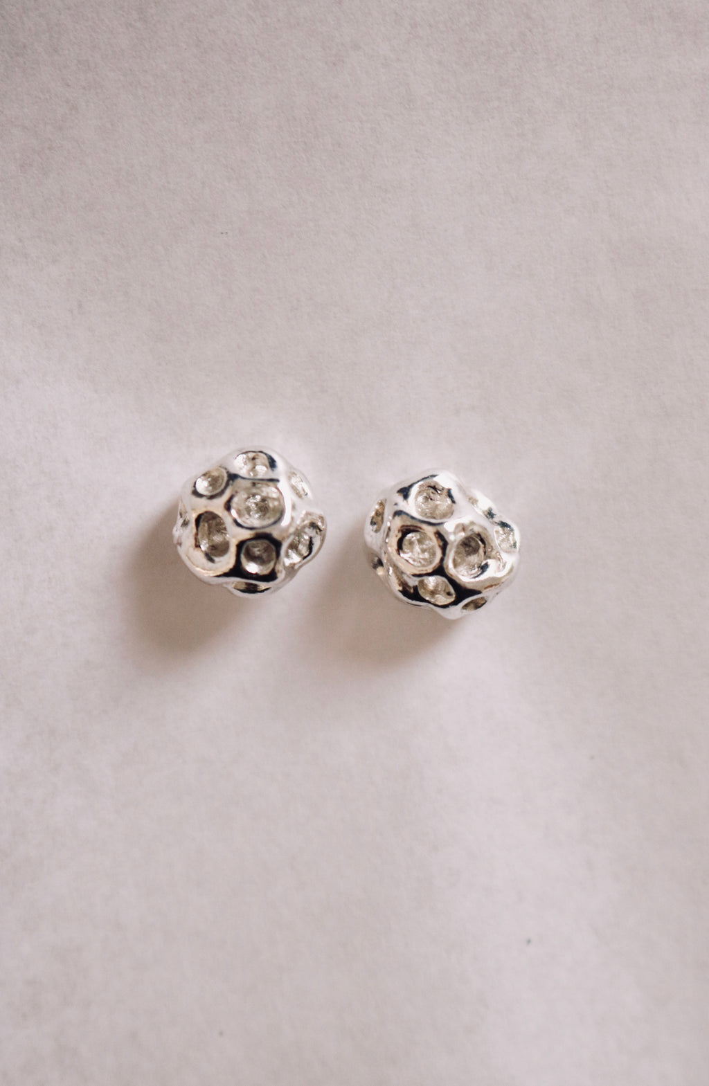 HOLLOW STUD EARRINGS