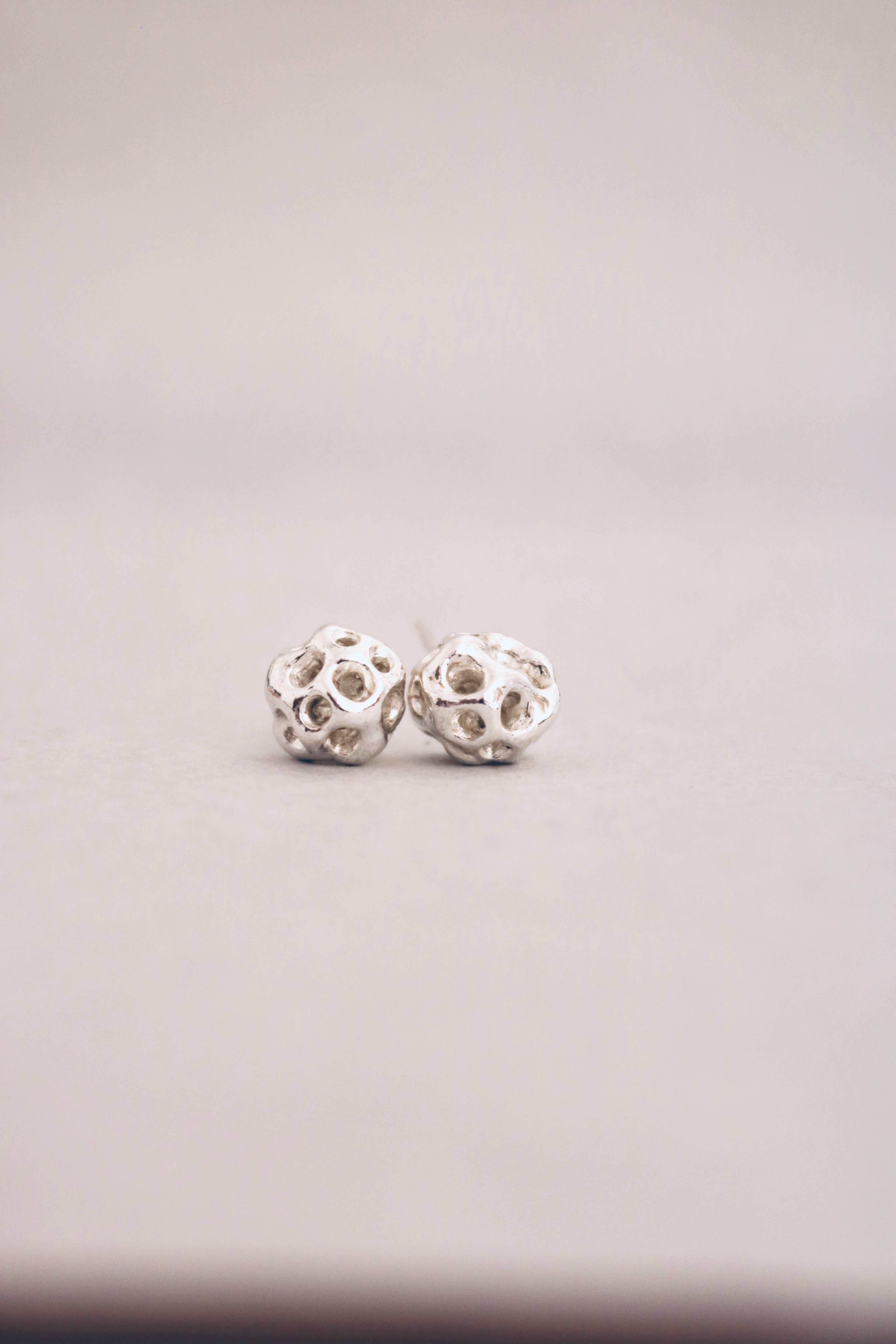 HOLLOW STUD EARRINGS